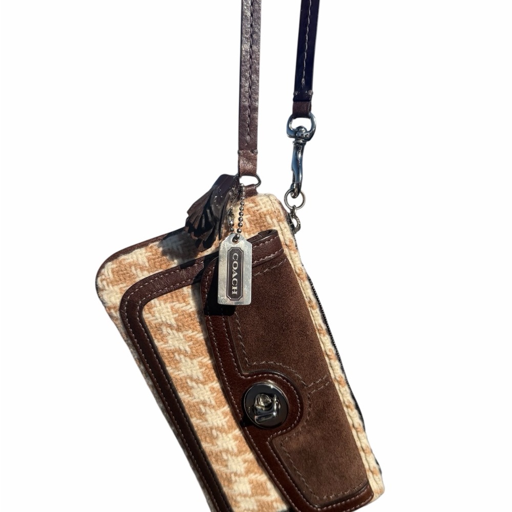 Coach brown houndstooth wristlet 🤎✨